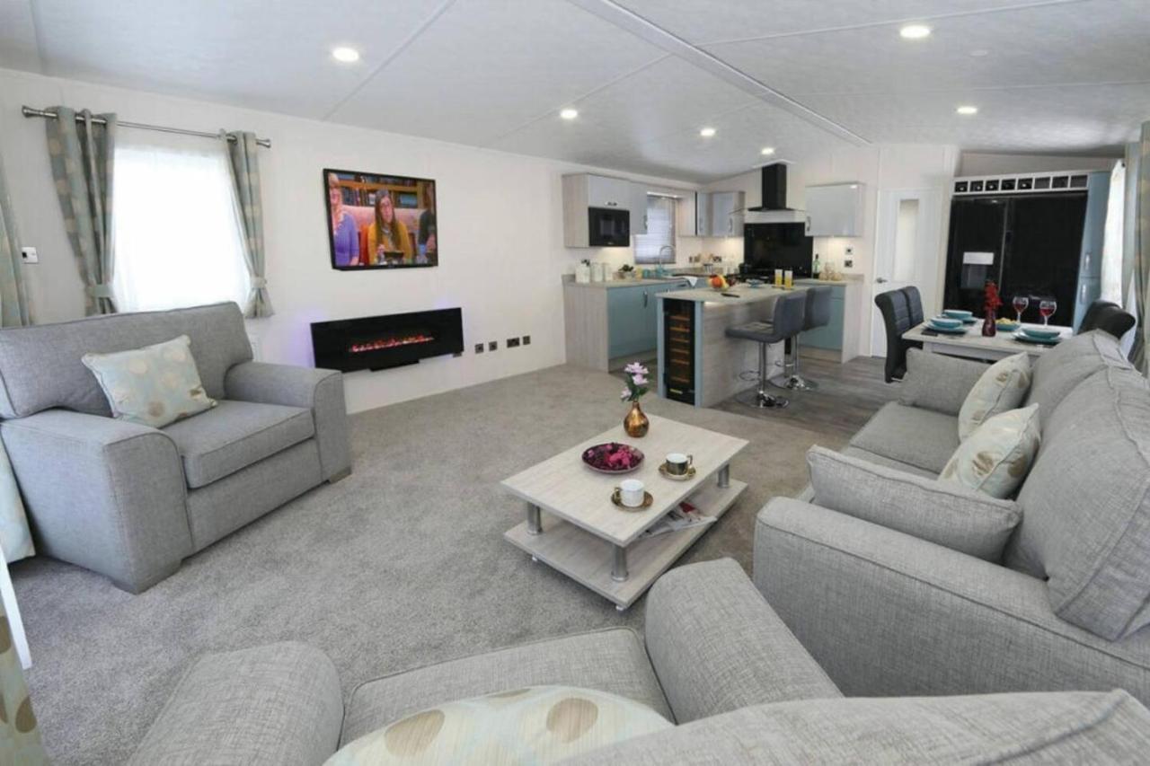 Superior 6 Berth Holiday Home In Suffolk Saxmundham Eksteriør billede